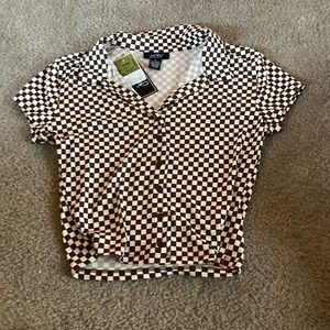 brown short sleeve shirt